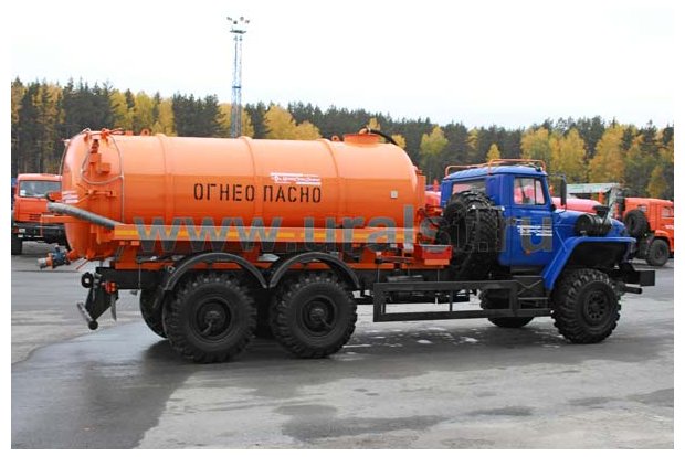 Автоцистерна нефтепромысловая