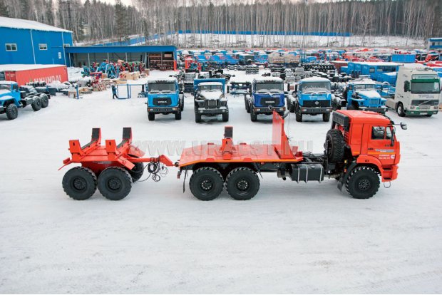 Трубоплетевозный автопоезд в составе тягача УСТ-5453 и прицепа-роспуска УСТ-94651