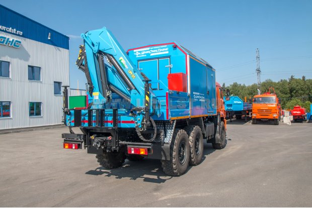Передвижная авторемонтная мастерская (ПАРМ) на шасси Камаз 43118-46 с грузовой платформой и КМУ ИМ-95