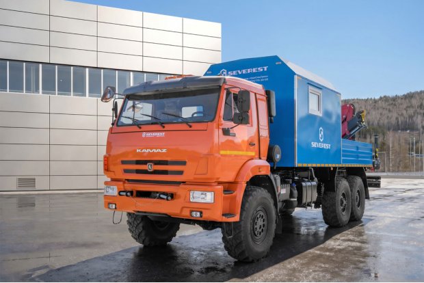 Автофургон с грузовой платформой и КМУ ИМ-150N на шасси Камаз 43118 сп.м. 