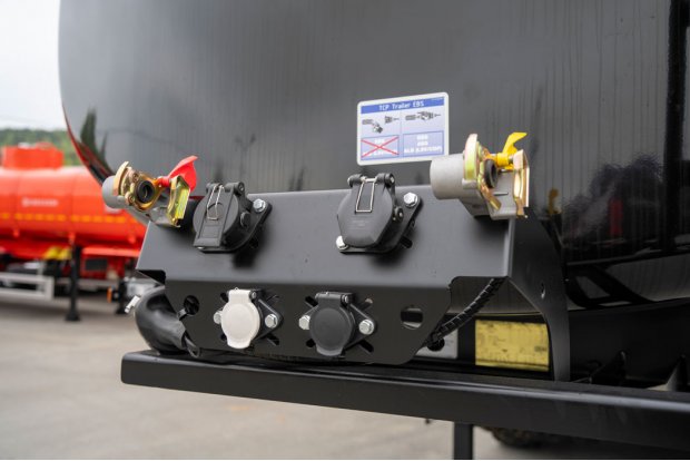 Разъемы для соединения электросистемы и пневмосистемы полуприцепа и тягача