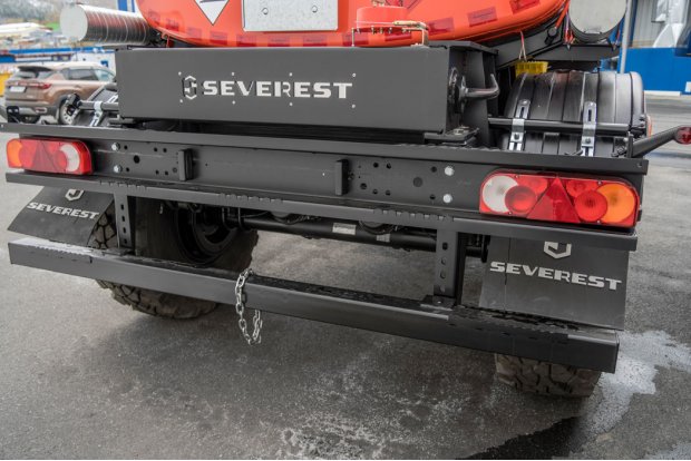 Заднее защитное устройство