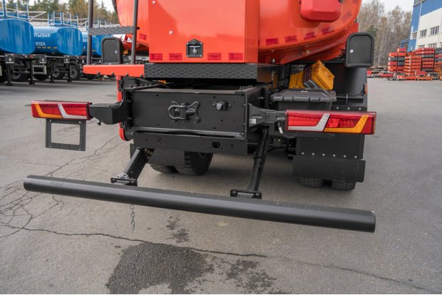 Заднее защитное устройство