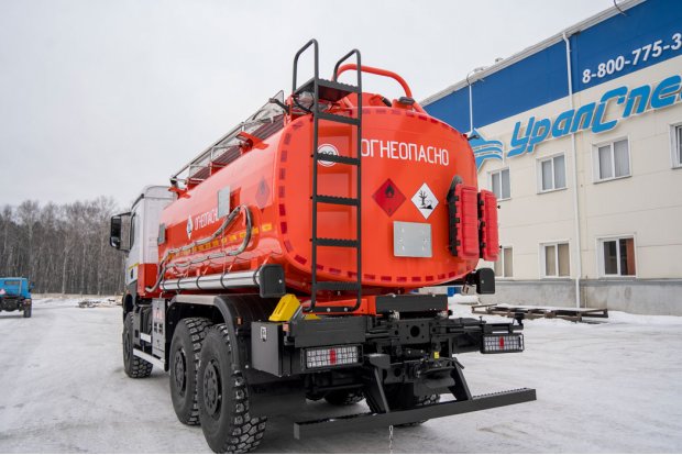 Лестница для подъема на площадку обслуживания цистерны