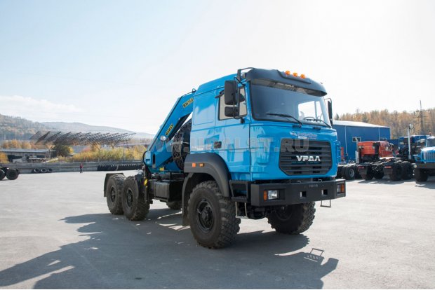 Седельный тягач Урал 44202-3511-82 с КМУ ИМ-150 УСТ-5453