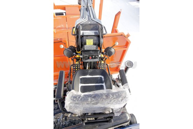 Управление гидроманипулятором с сиденья на колоне