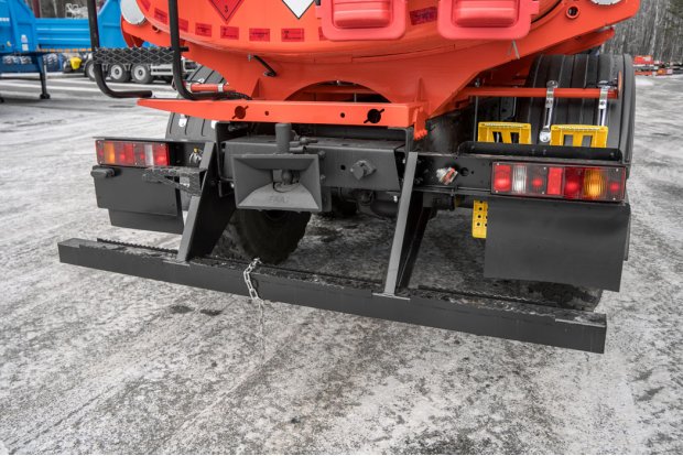 Заднее защитное устройство