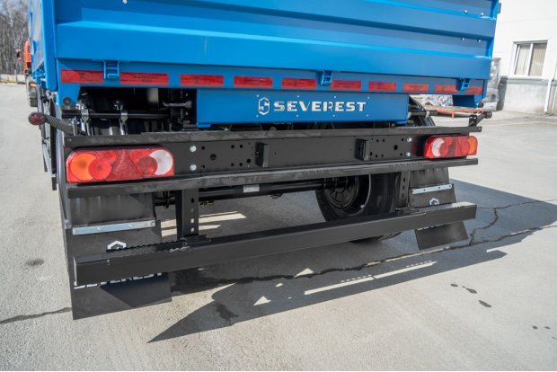 Заднее защитное устройство