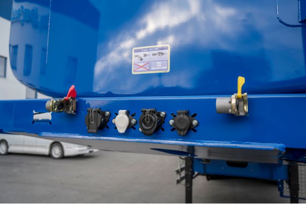 Разъемы для соединения электросистемы и пневмосистемы полуприцепа и тягача