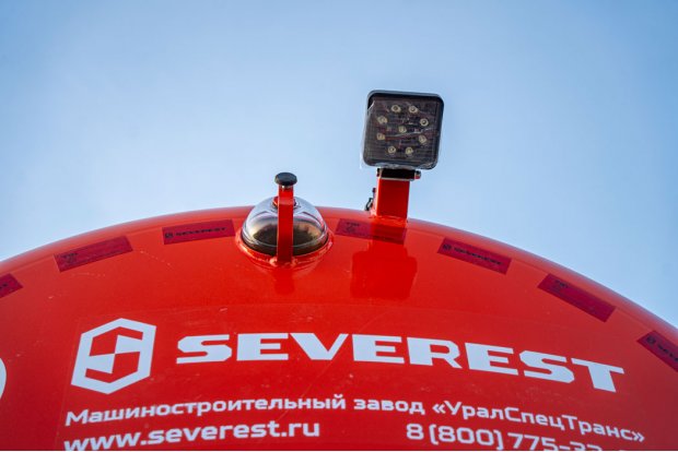 Смотровое окно емкости и фара-прожектор