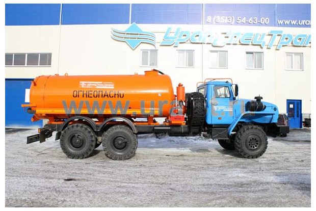 Автоцистерна нефтепромысловая
