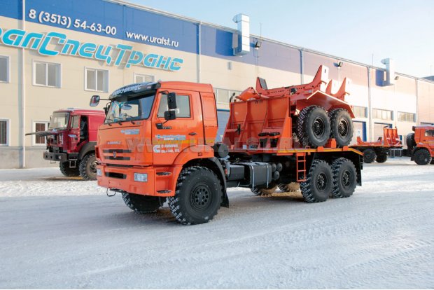 Трубоплетевозный автопоезд в составе тягача УСТ-5453 и прицепа-роспуска УСТ-94651