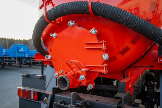 Заборный/сливной узел емкости, ревизионный люк