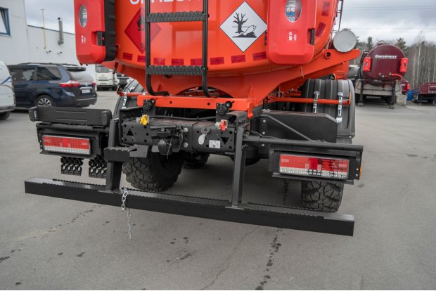 Заднее защитное устройство