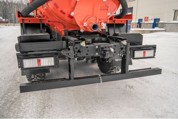 Заднее защитное устройство