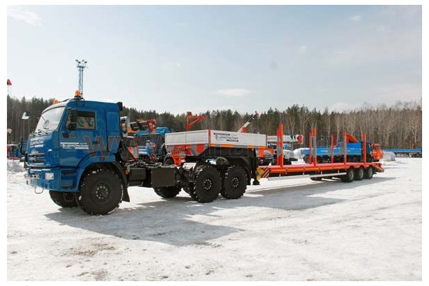 Седельный тягач Камаз 44108-24 с полуприцепом тяжеловозом 943303-123АУК