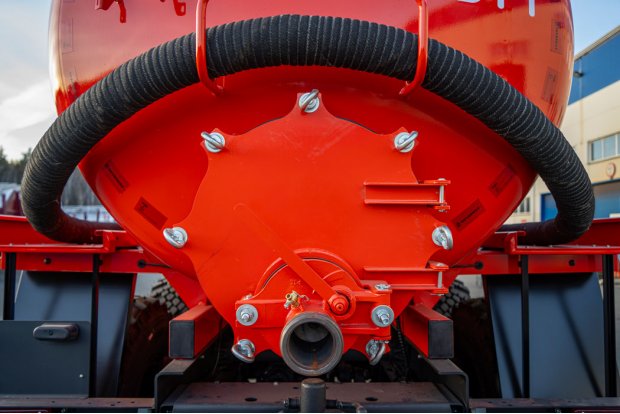 Заборный/сливной узел емкости, ревизионный люк