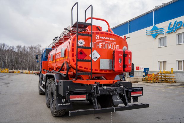 Лестница для подъема на площадку обслуживания цистерны