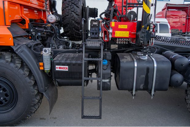 Лестница к колонне КМУ