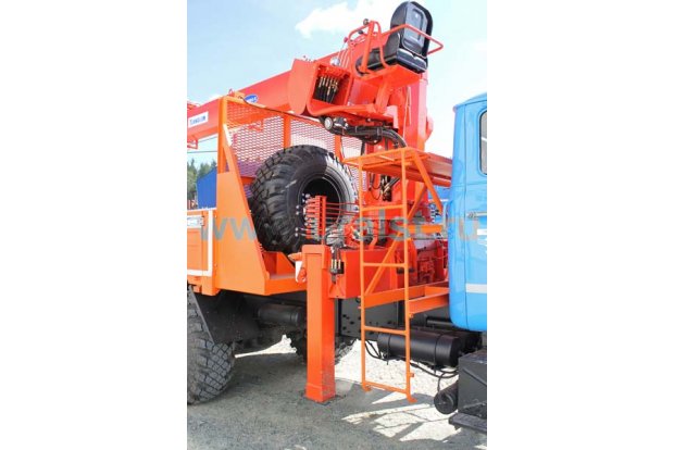 Лесовоз бортовой Урал с KS-1256G-II