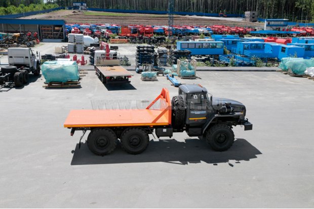 Трубоплетевозный тягач УСТ-5453 на шасси Урал 5557-60