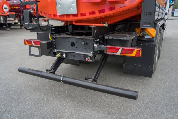 Заднее защитное устройство