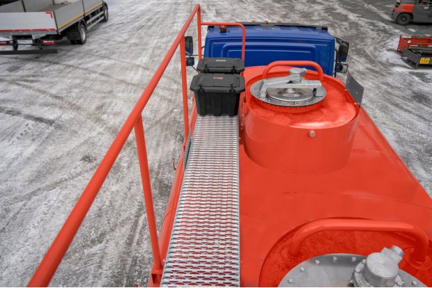 Поручень и площадка обслуживания