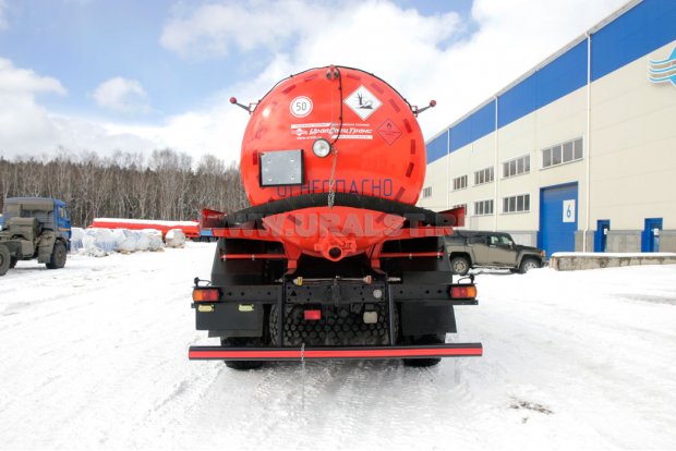 Автоцистерна нефтепромысловая АКН-11