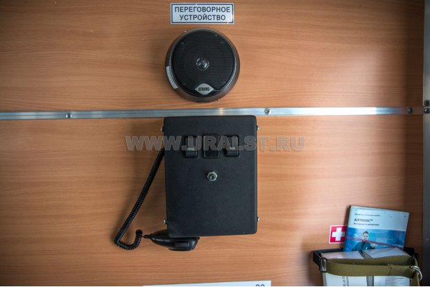 Переговорное устройство в пасажирском отсеке