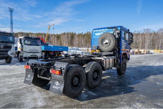 Седельный тягач УСТ 5453 SHACMAN SX32586V385 (6х6), шины 14R20
