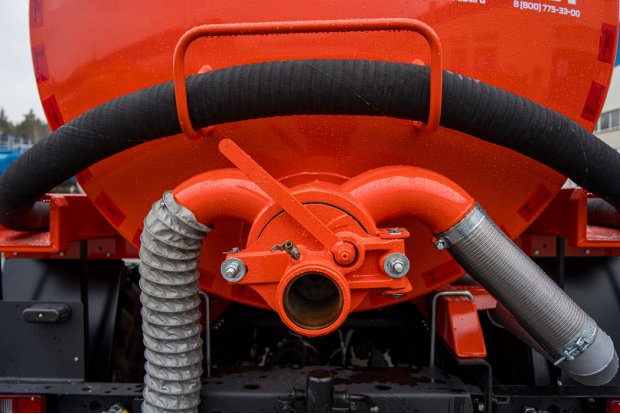 Заборный/сливной узел емкости