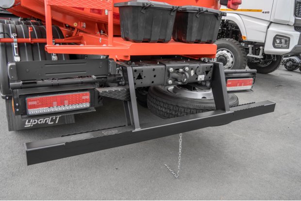 Заднее защитное устройство