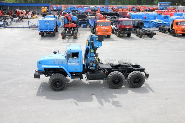 Тягач Урал 5557-60 с краном-манипулятором ИМ-150
