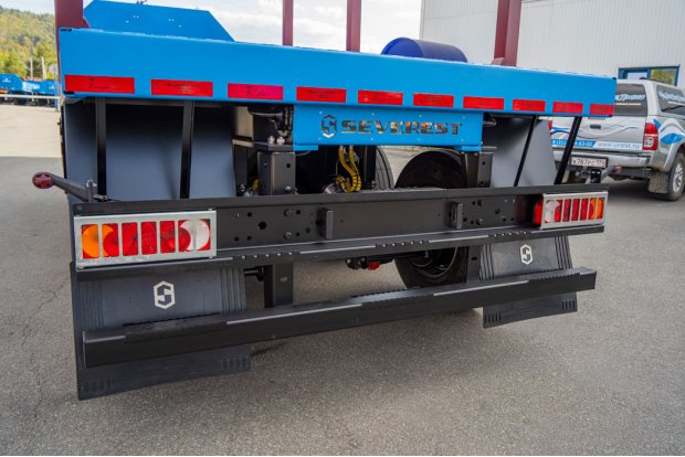 Заднее защитное устройство