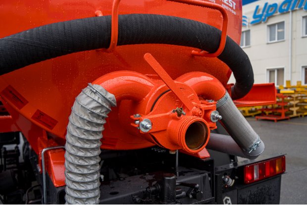 Люк приема с обогревом выхлопными газами