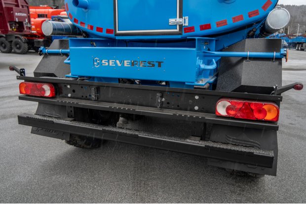 Заднее защитное устройство