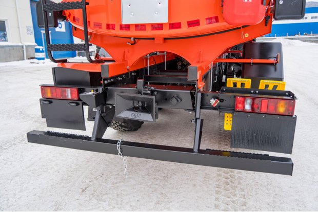 Заднее защитное устройство