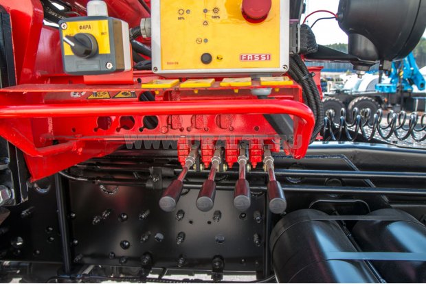 Седельный тягач с КМУ Fassi F245A.0.24 УСТ 5453 Камаз 43118, сп.м
