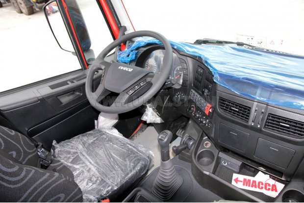 Кабина водителя IVECO TRAKKER AD380T42WH