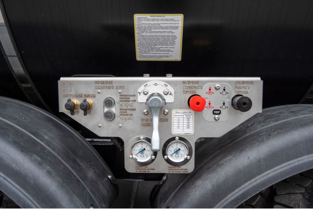 Кран управления подвеской и тормозной системой