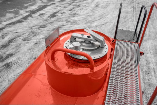 Заливная горловина цистерны