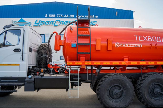 Лестница для подъема на площадку обслуживания цистерны