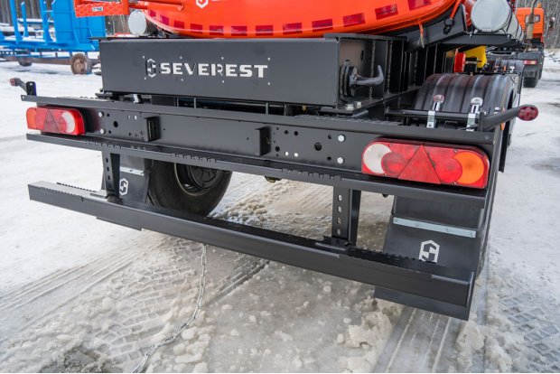 Заднее защитное устройство