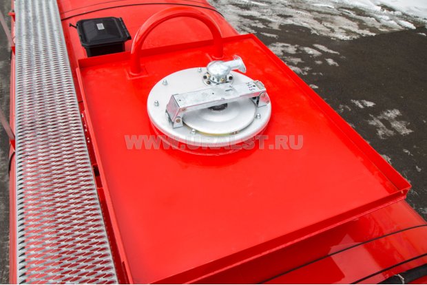 Заливные горловины цистерны