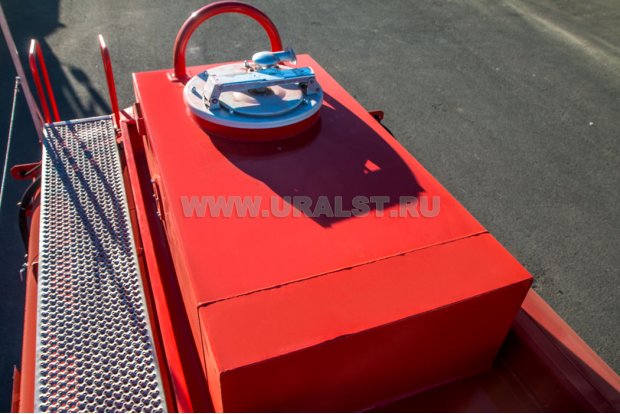 Заливная горловина цистерны