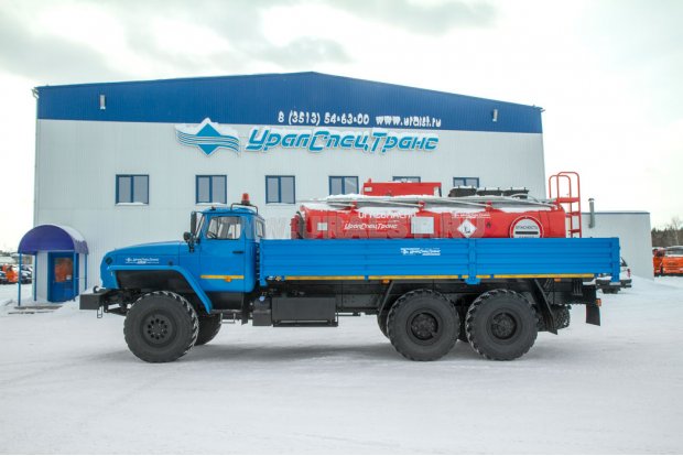 Бортовой контейнеровоз УСТ 54532Е Урал 4320-60 + Контейнер-цистерна КЦ-10