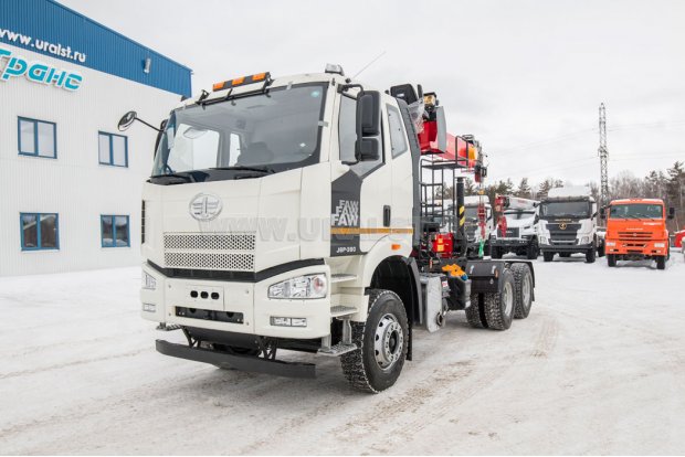 Седельный тягач УСТ 5453 FAW 3250 (6х4), КБ 4300, ССУ 1400 мм, 2", с КМУ ИТ 150