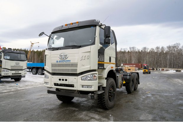 Седельный тягач УСТ 5453 FAW 3250 (6х6), КБ 3675, ССУ 1600 мм, 2", 14R20