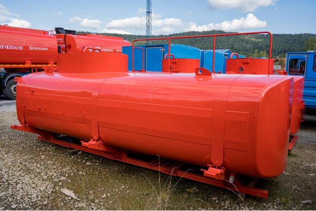 Цистерна с надрамником АТЗ-10Б