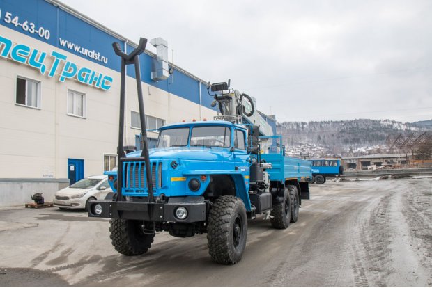 Автомобиль бортовой Урал 4320-72М с КМУ ИФ-300